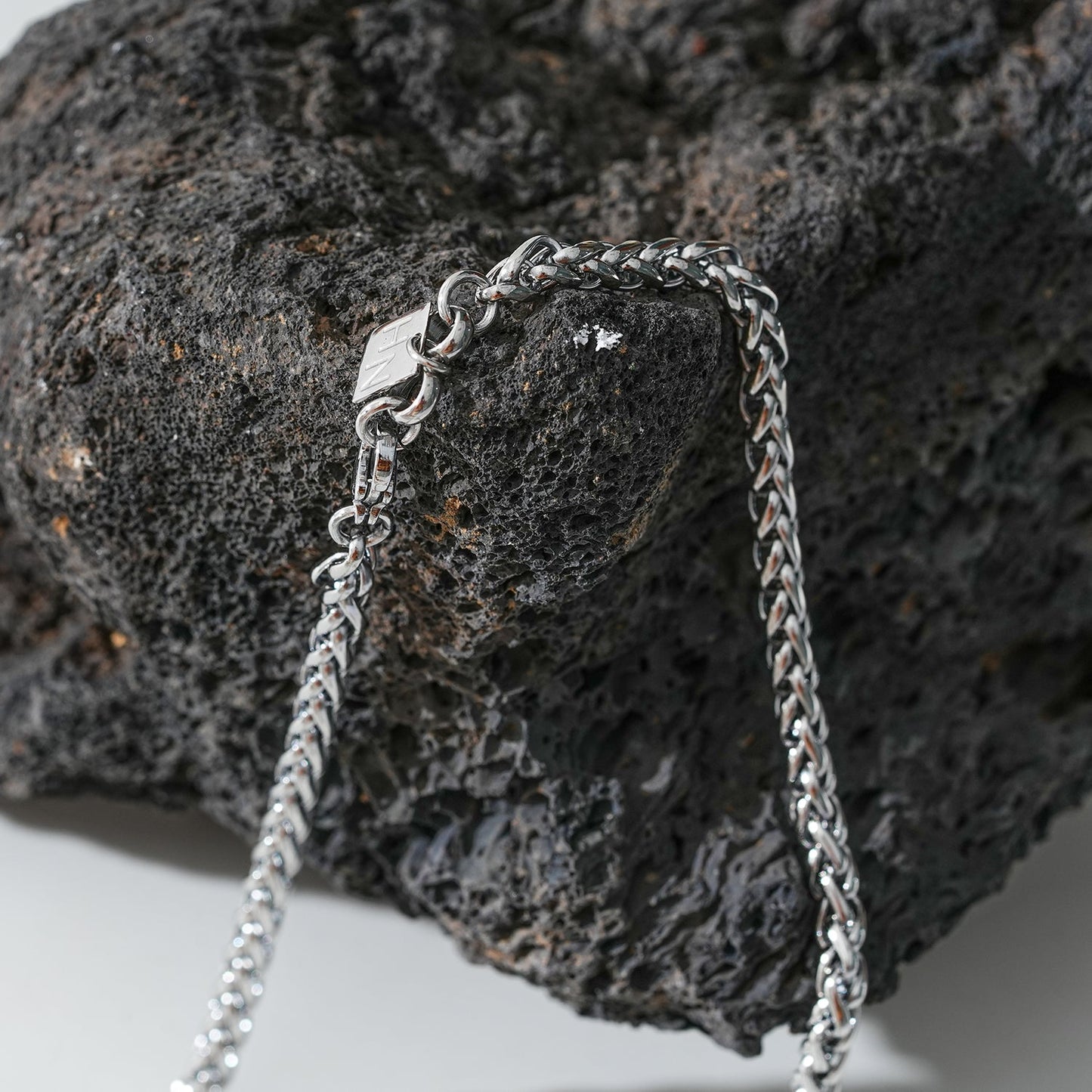 Style ALDGATE: Bold Elegance - Chunky Mid-Width Byzantine Chain Necklace in Silver.