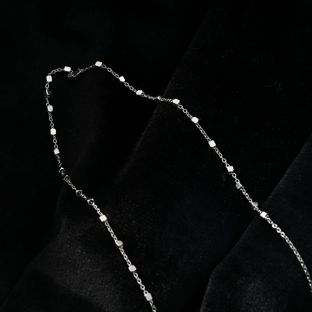 AUREOLE Silver (White Gold): Essential Daily Chain with Delicate Square Beads
