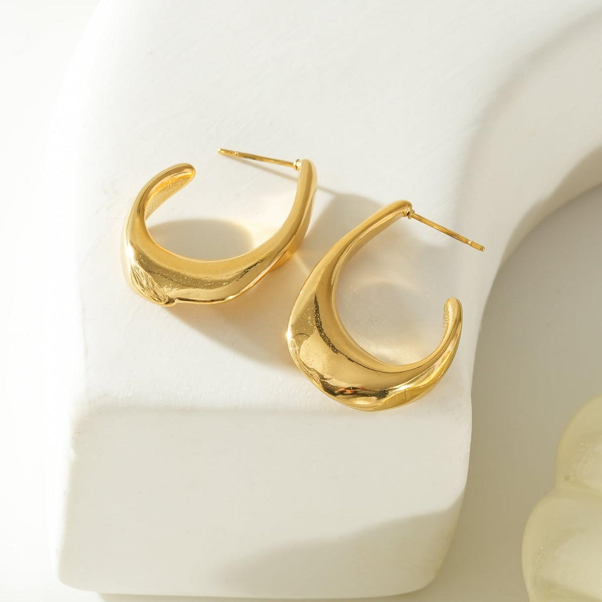 FLIRTA Gold: Vintage Art Deco–Inspired Architectural Hoop Earrings