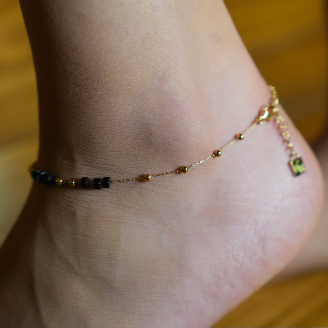 ROSARIO LG: Black Onyx and Gold Beaded Chain Anklet