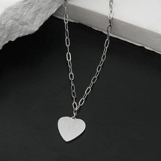 Style ALARA: Mini Paper Clip Chain Anchoring a Patterned Heart Charm in Silver