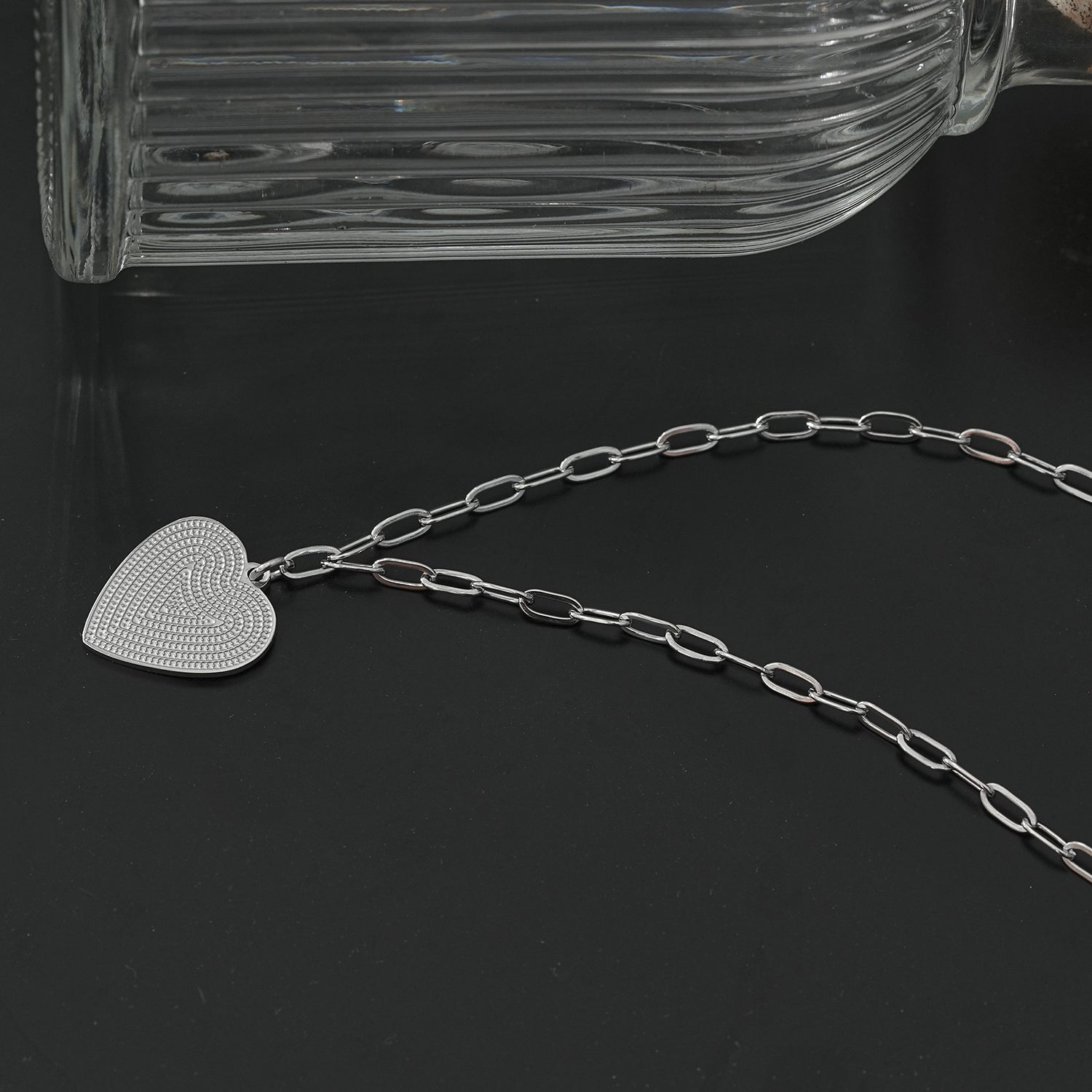 Style ALARA: Mini Paper Clip Chain Anchoring a Patterned Heart Charm in Silver