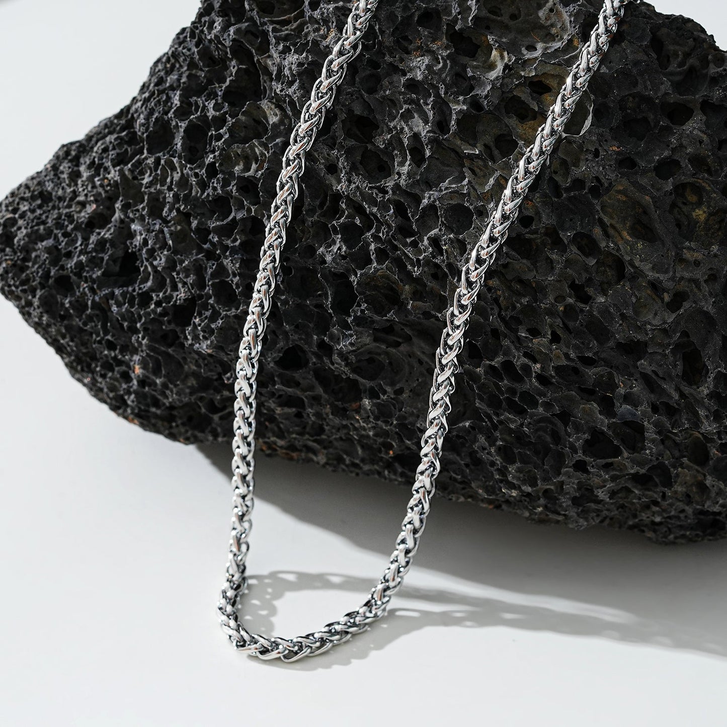 Style ALDGATE: Bold Elegance - Chunky Mid-Width Byzantine Chain Necklace in Silver.