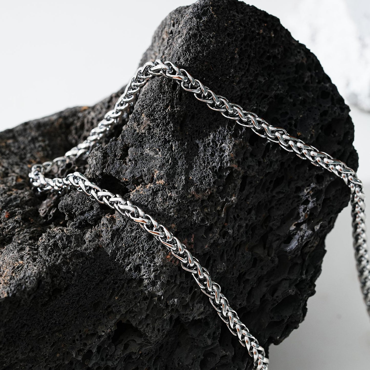 Style ALDGATE: Bold Elegance - Chunky Mid-Width Byzantine Chain Necklace in Silver.