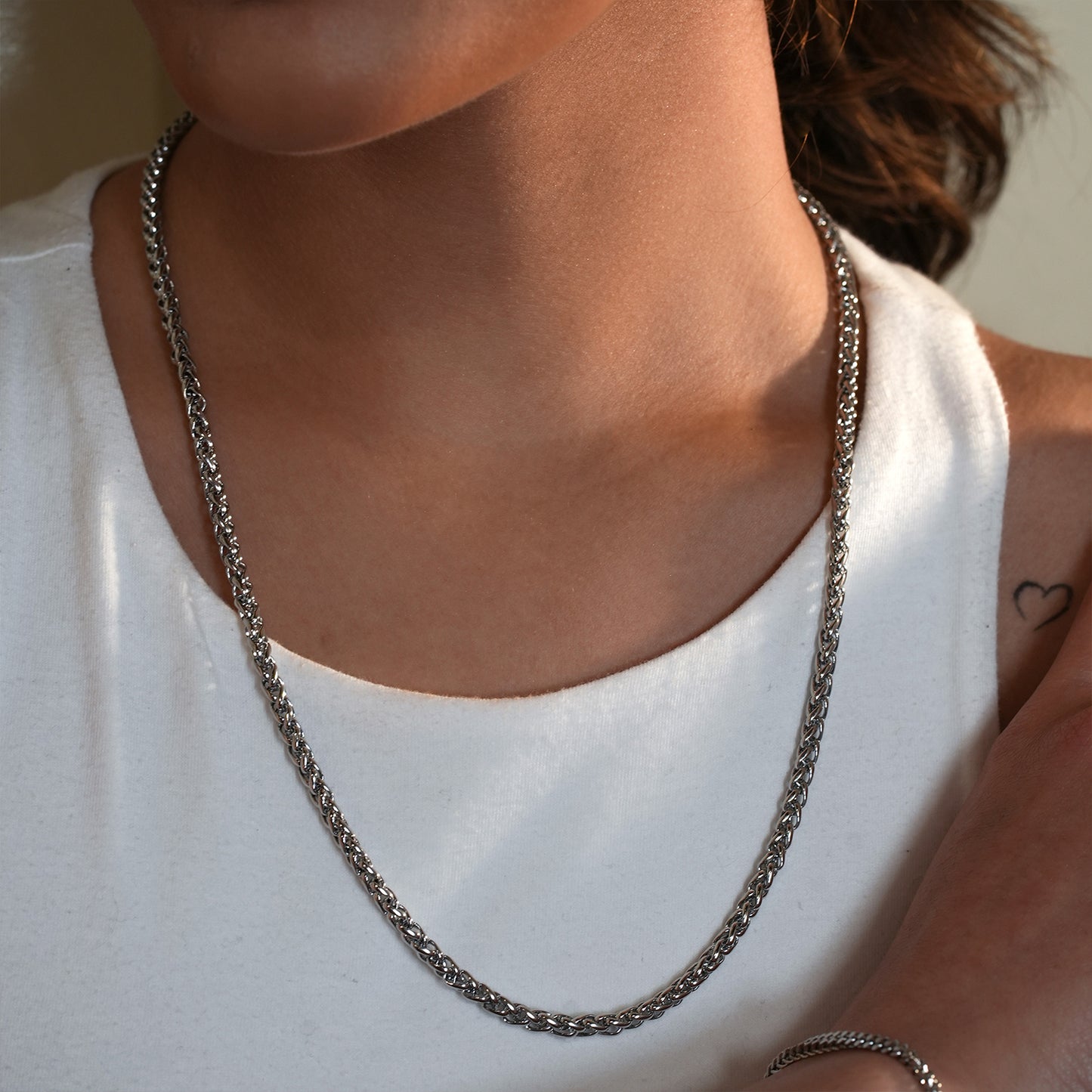 Style ALDGATE: Bold Elegance - Chunky Mid-Width Byzantine Chain Necklace in Silver.