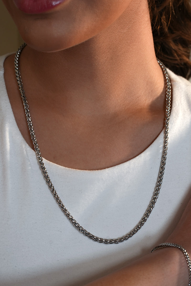 Style ALDGATE: Bold Elegance - Chunky Mid-Width Byzantine Chain Necklace in Silver.