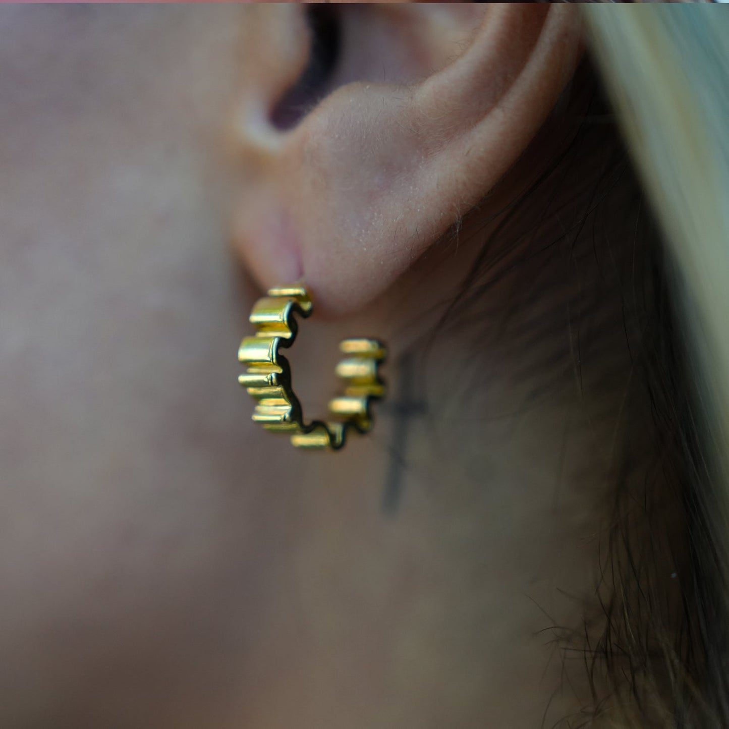 Style ALMORA: Retro-Inspired Wriggly Shaped Hoop Earrings in Gold