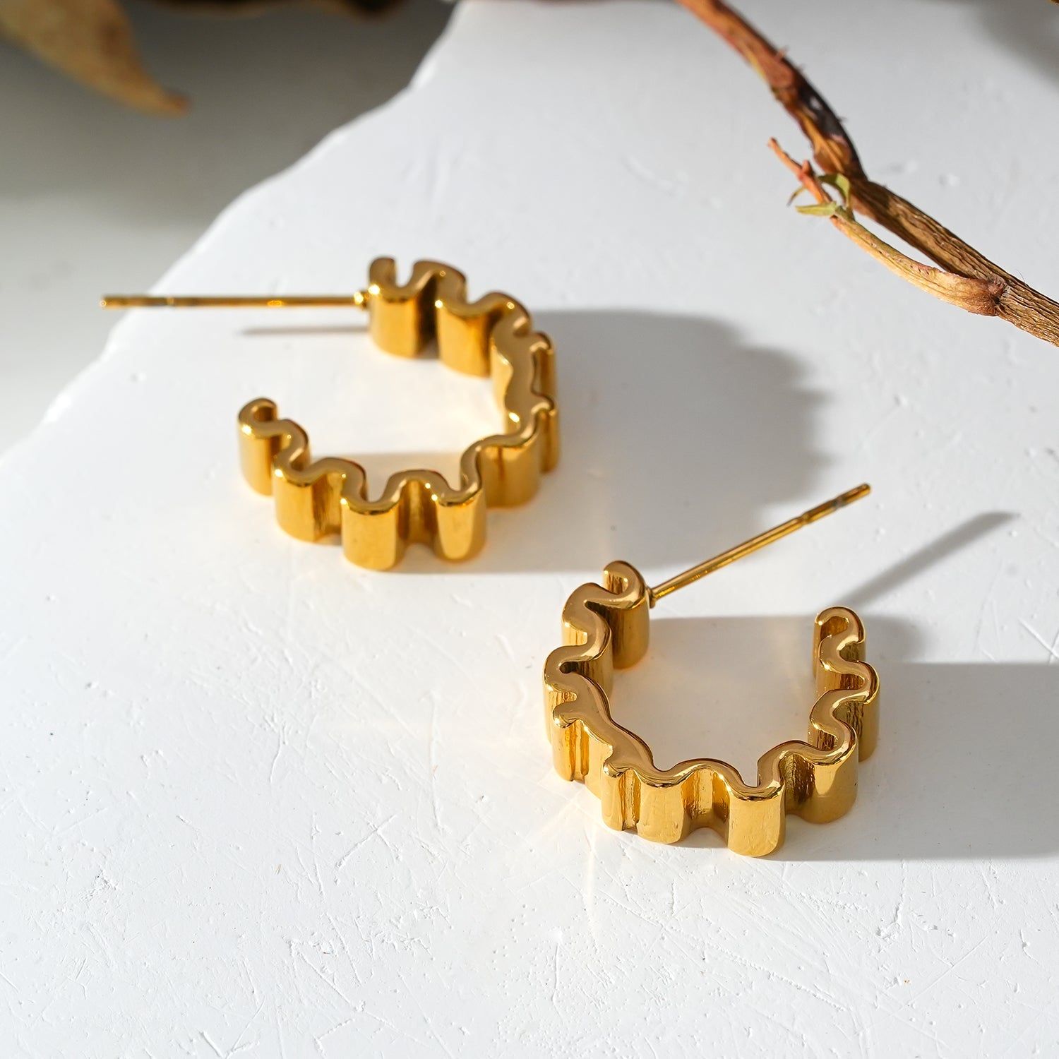 Style ALMORA: Retro-Inspired Wriggly Shaped Hoop Earrings in Gold