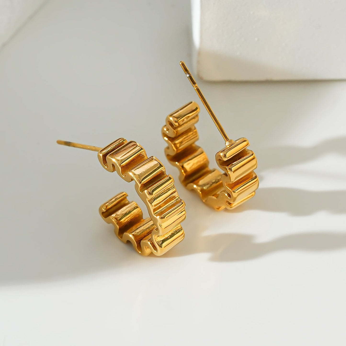 Style ALMORA: Retro-Inspired Wriggly Shaped Hoop Earrings in Gold