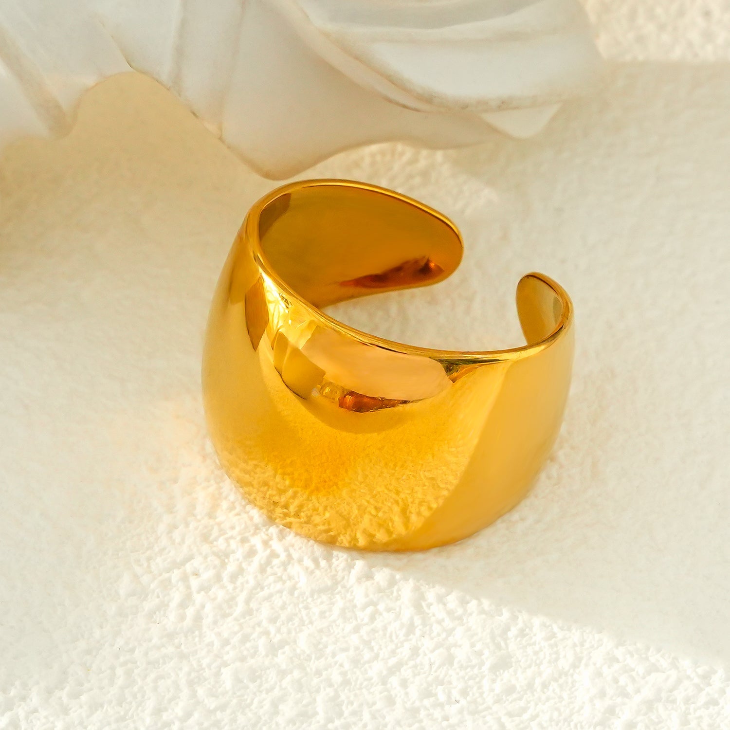 ARILOGO: Wide Band Modernist Gold Ring