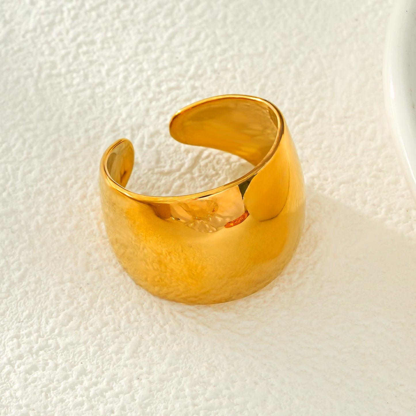 ARILOGO: Wide Band Modernist Gold Ring