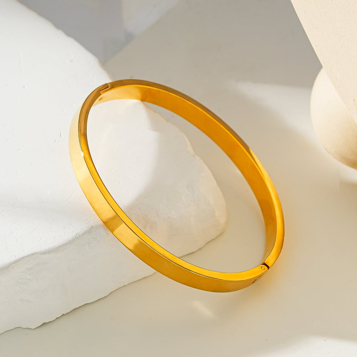 Style ATTILI: Minimalist Classic Gold Band Bracelet