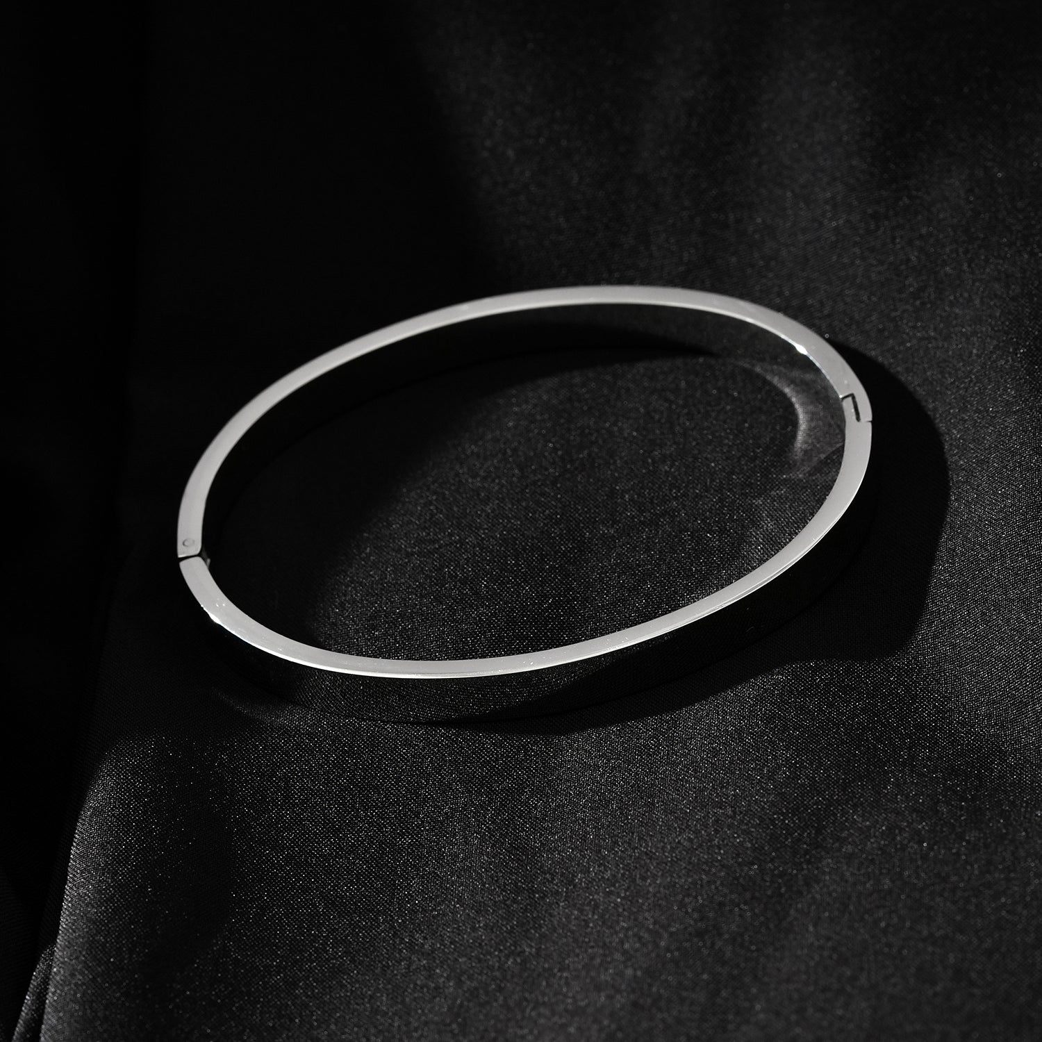 Style ATTILI: Minimalist Classic Silver Band Bracelet