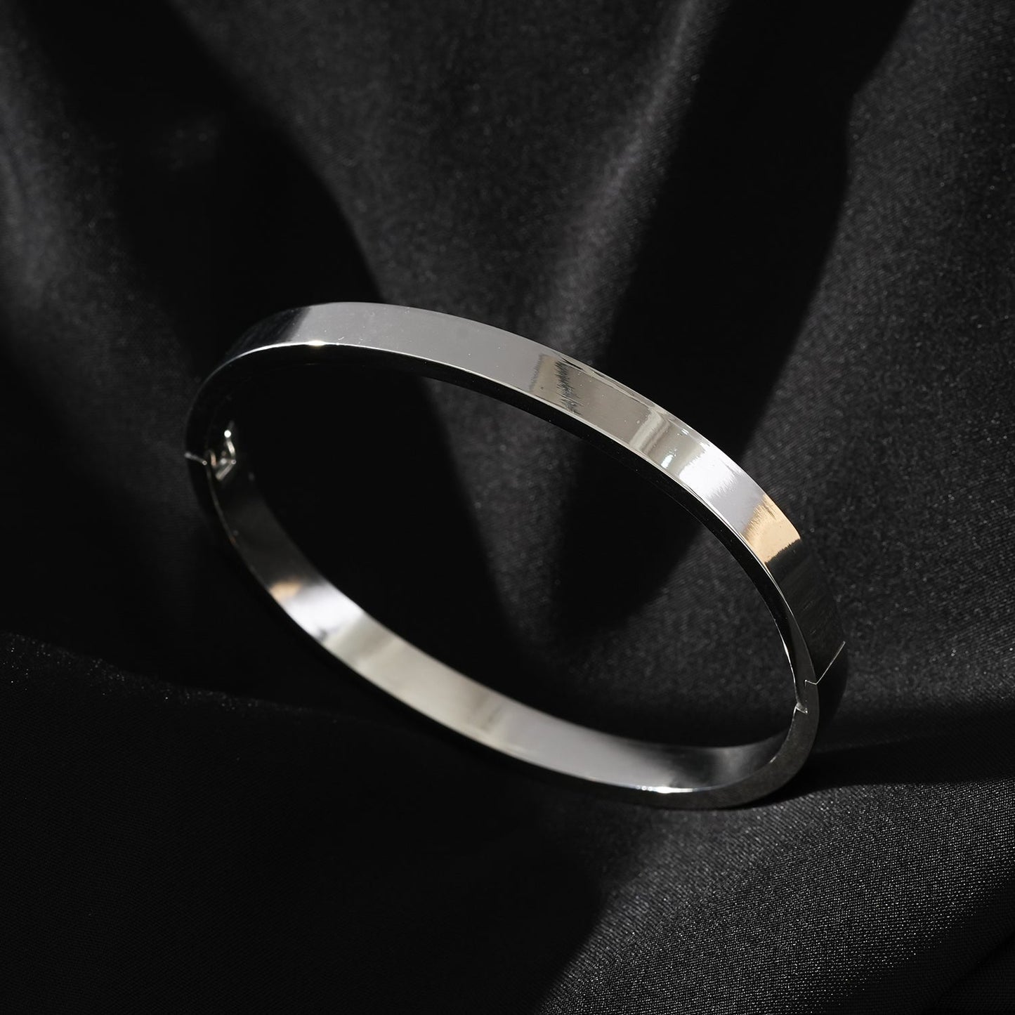 Style ATTILI: Minimalist Classic Silver Band Bracelet