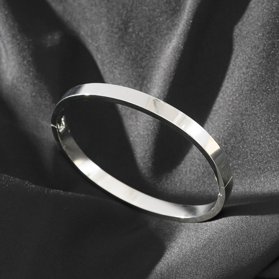 Style ATTILI: Minimalist Classic Silver Band Bracelet