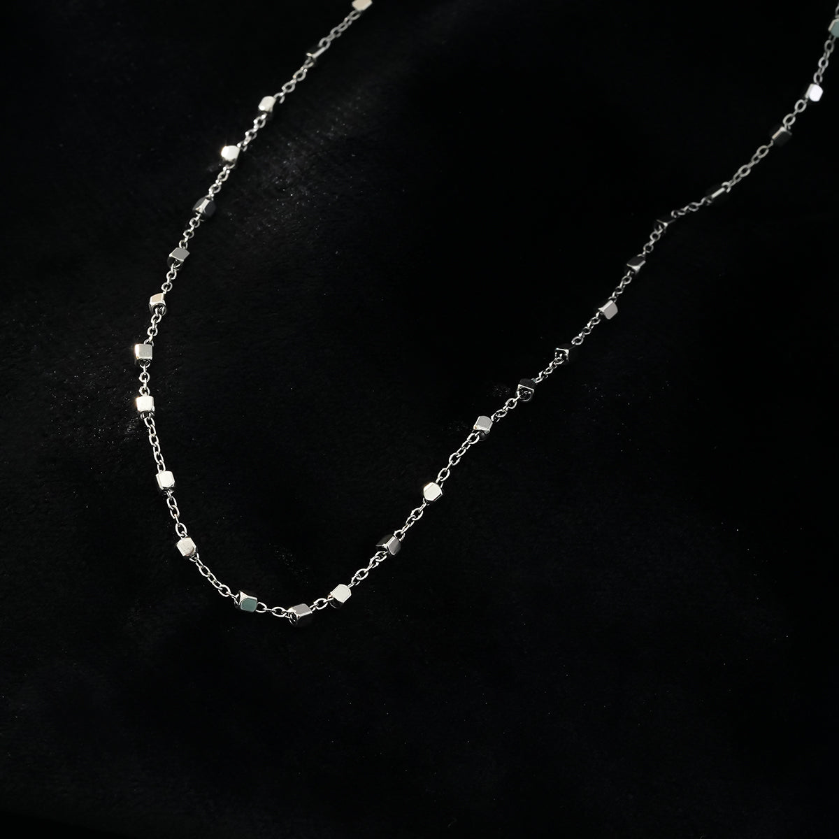 AUREOLE Silver (White Gold): Essential Daily Chain with Delicate Square Beads