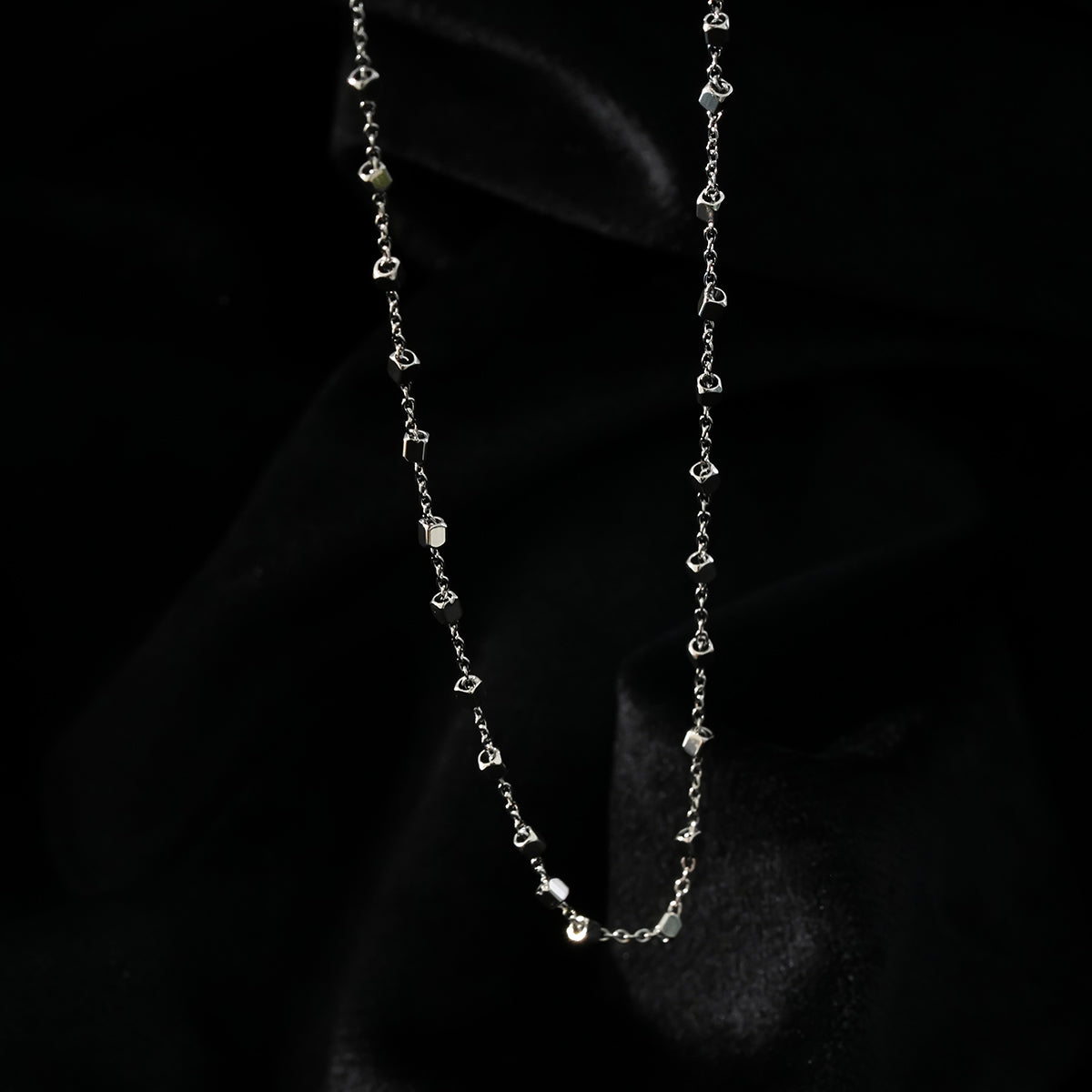 AUREOLE Silver (White Gold): Essential Daily Chain with Delicate Square Beads