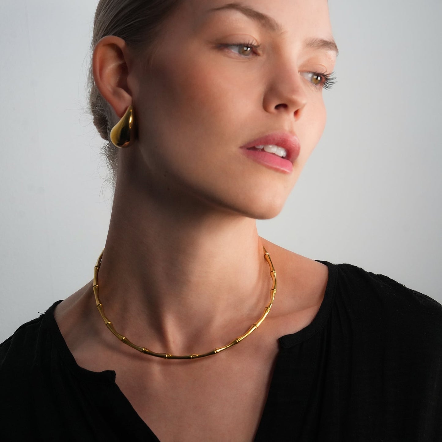 BENONI Gold: Bamboo Textured Choker Collar Necklace.