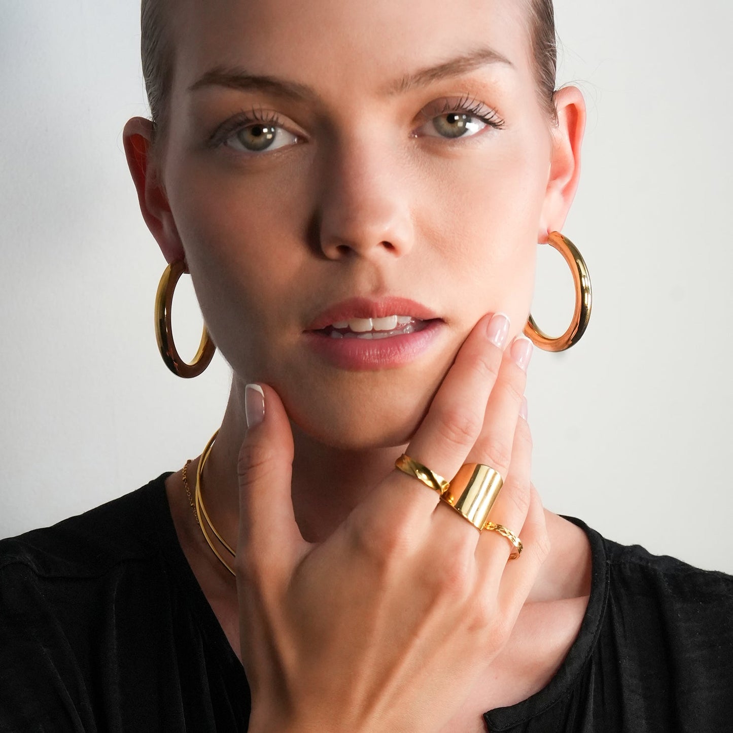 BOBOYI Gold: Mid Width Smooth Finish Effortless Day-to-Night Hoops