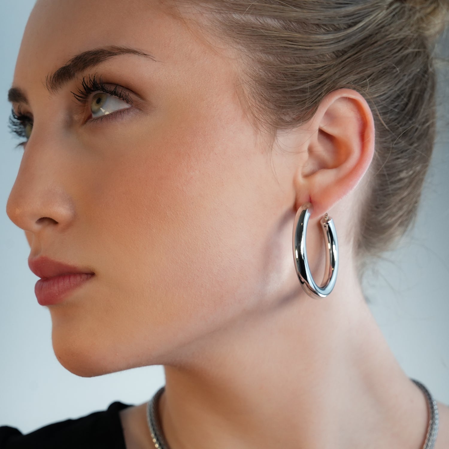 BOBOYI White Gold (Silver Tone): Mid Width Smooth Finish Effortless Day-to-Night Classic Hoops