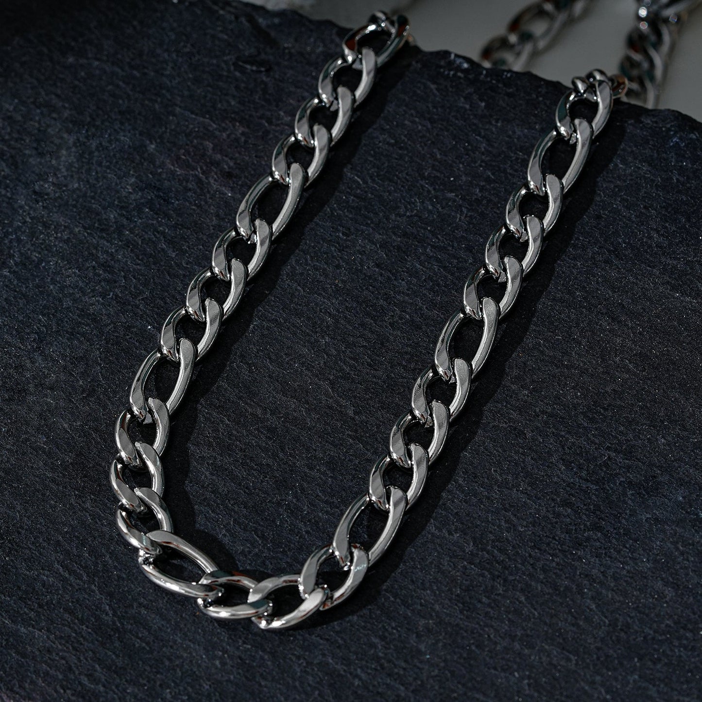 Style BROMLEY 6138: Cuban-Link Statement Chain Necklace in Silver.