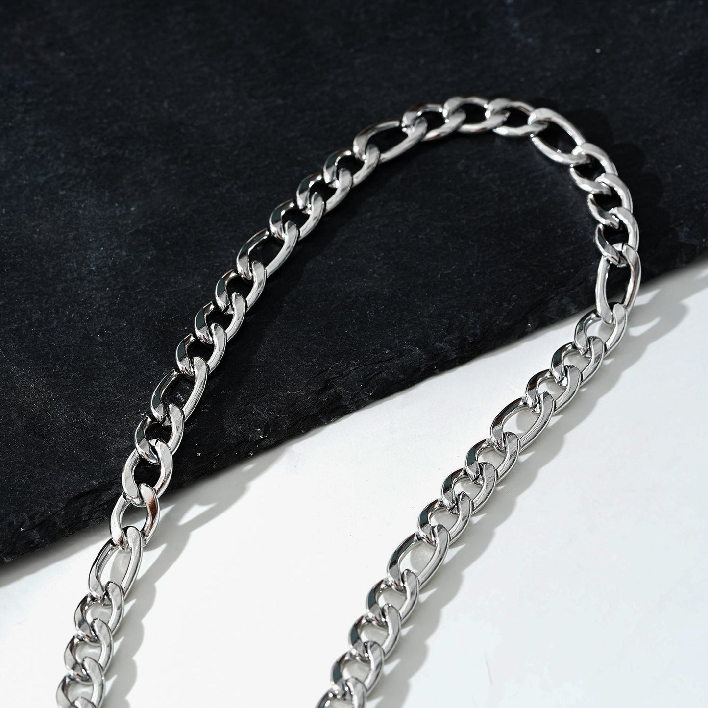 Style BROMLEY 6138: Cuban-Link Statement Chain Necklace in Silver.