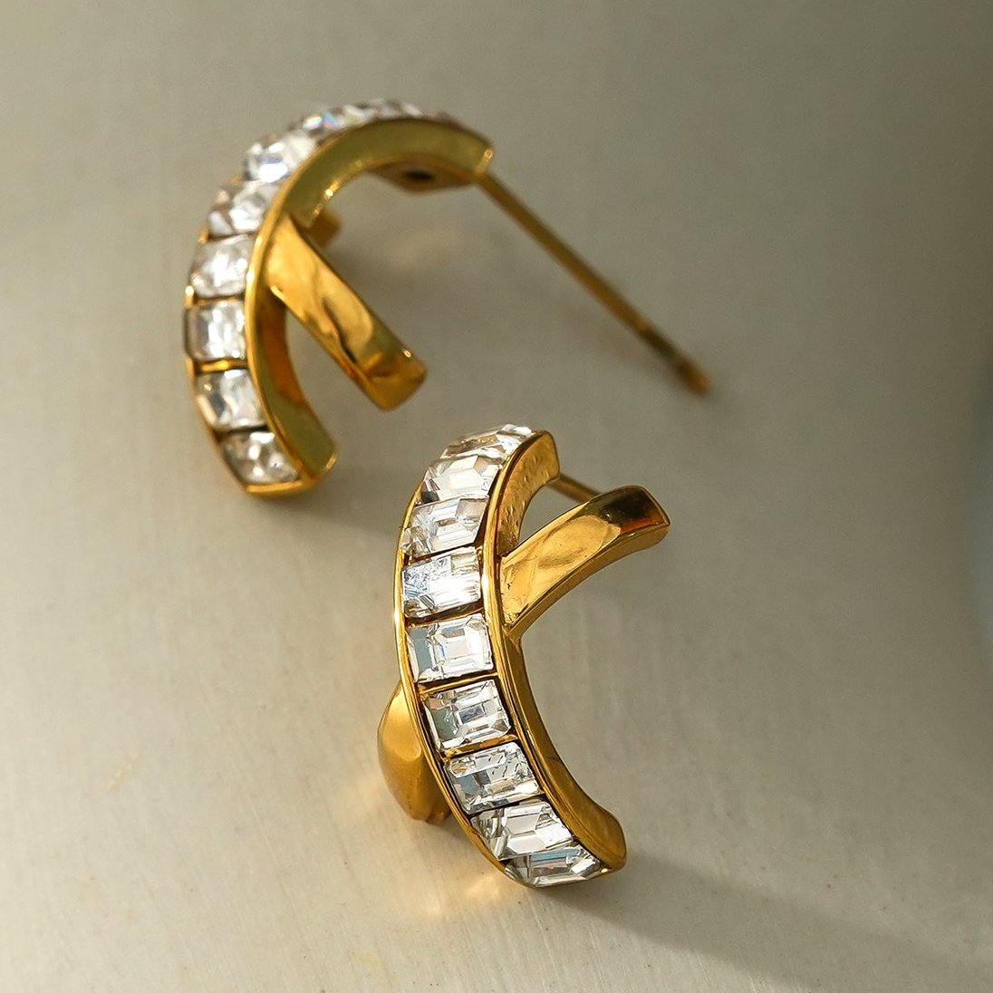 CARBIS: Retro Style Crossover Zirconia Embedded Earrings in Gold