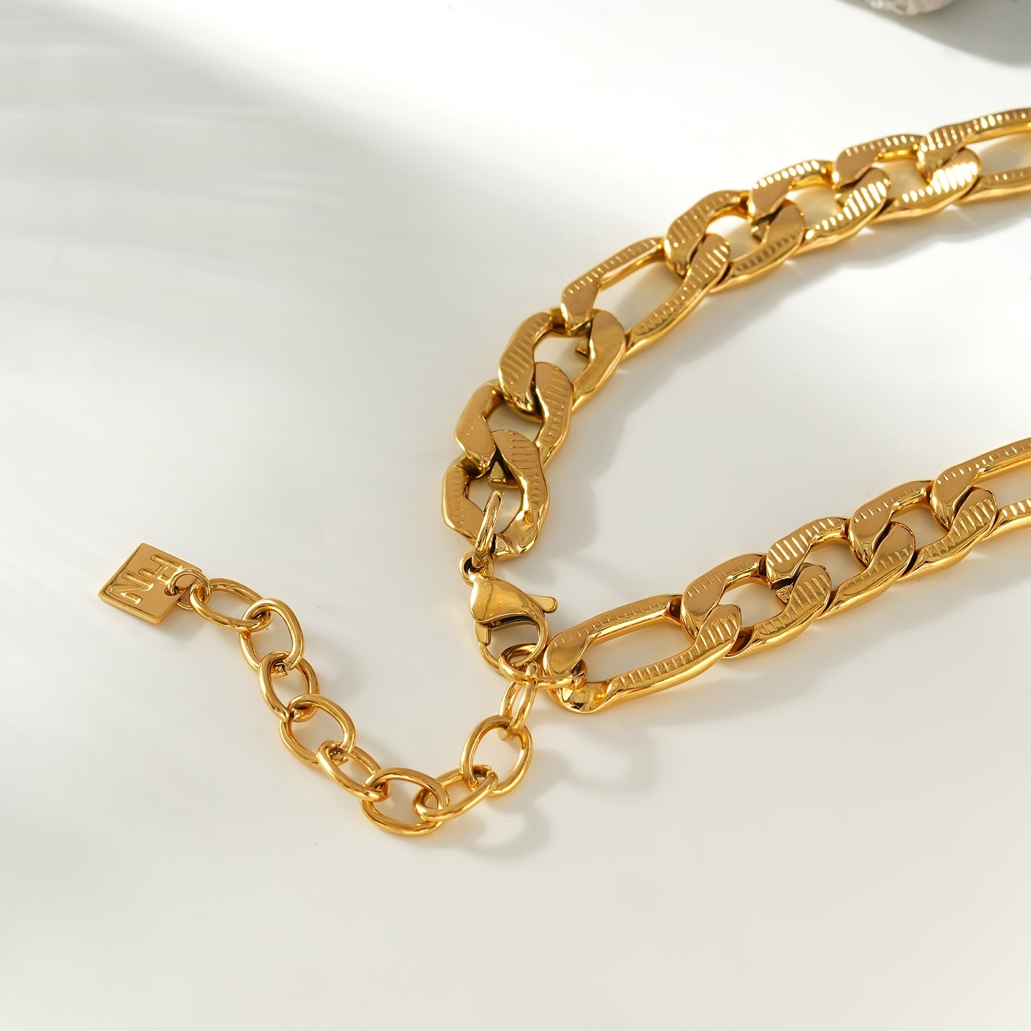 Style CHAPORA: Textured Cuban-Link Chunky Chain Necklace in Gold.