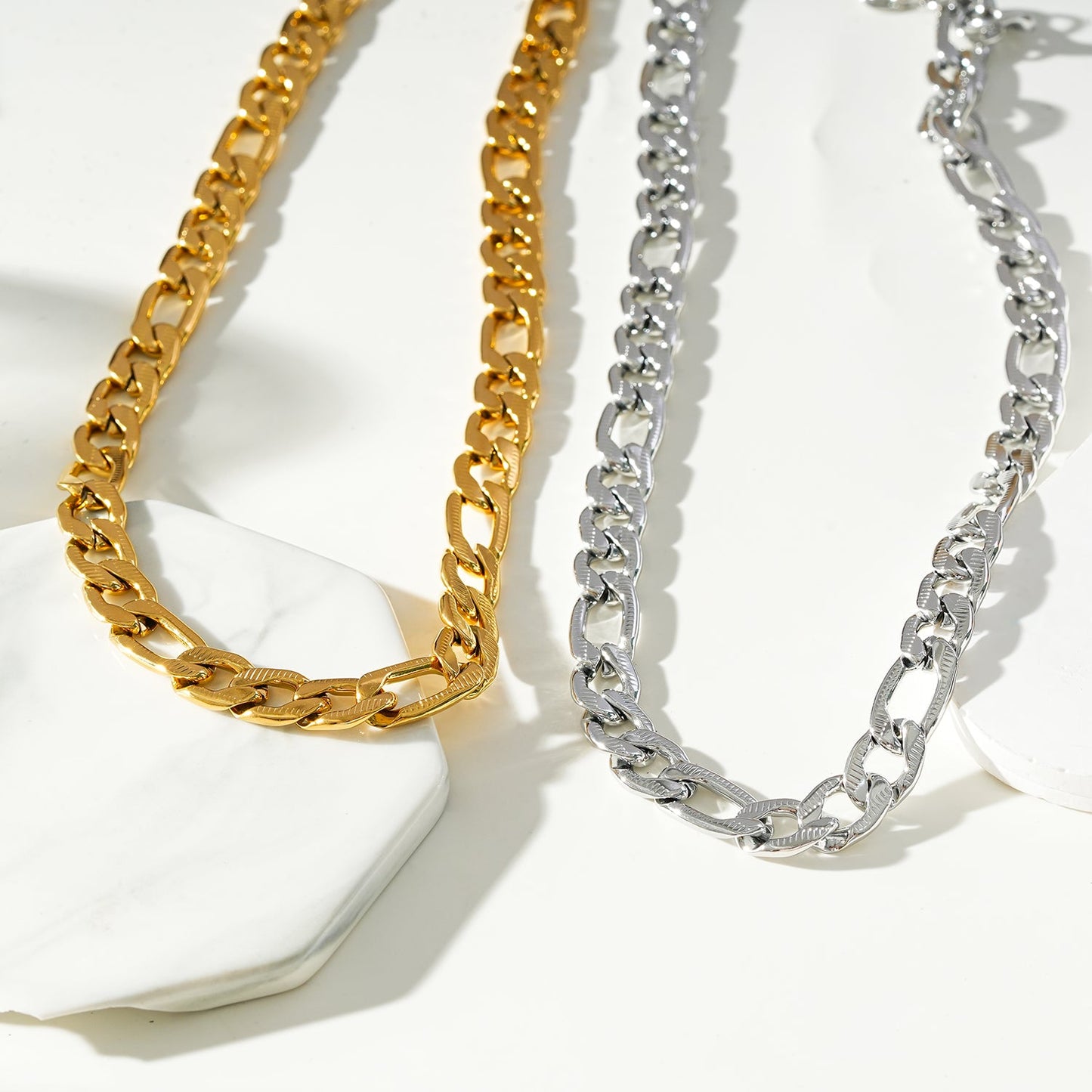 Style CHAPORA: Textured Cuban-Link Chunky Chain Necklace in Gold.