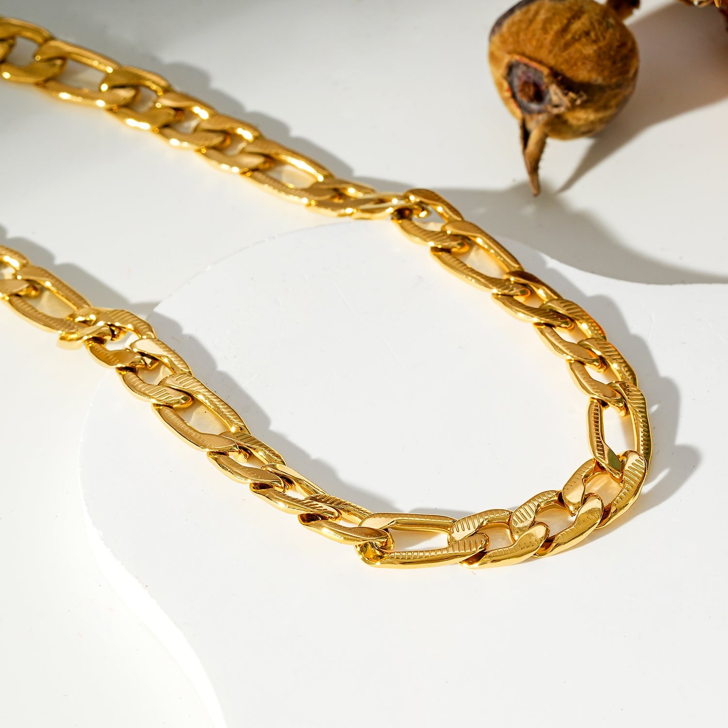 Style CHAPORA: Textured Cuban-Link Chunky Chain Necklace in Gold.