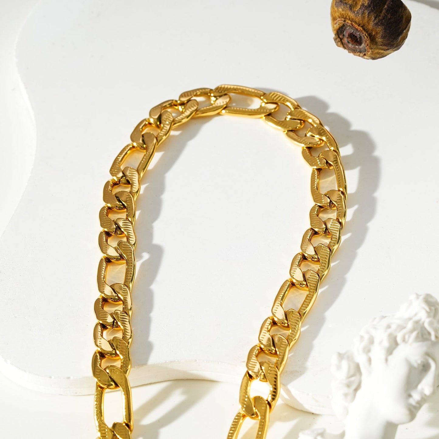 Style CHAPORA: Textured Cuban-Link Chunky Chain Necklace in Gold.