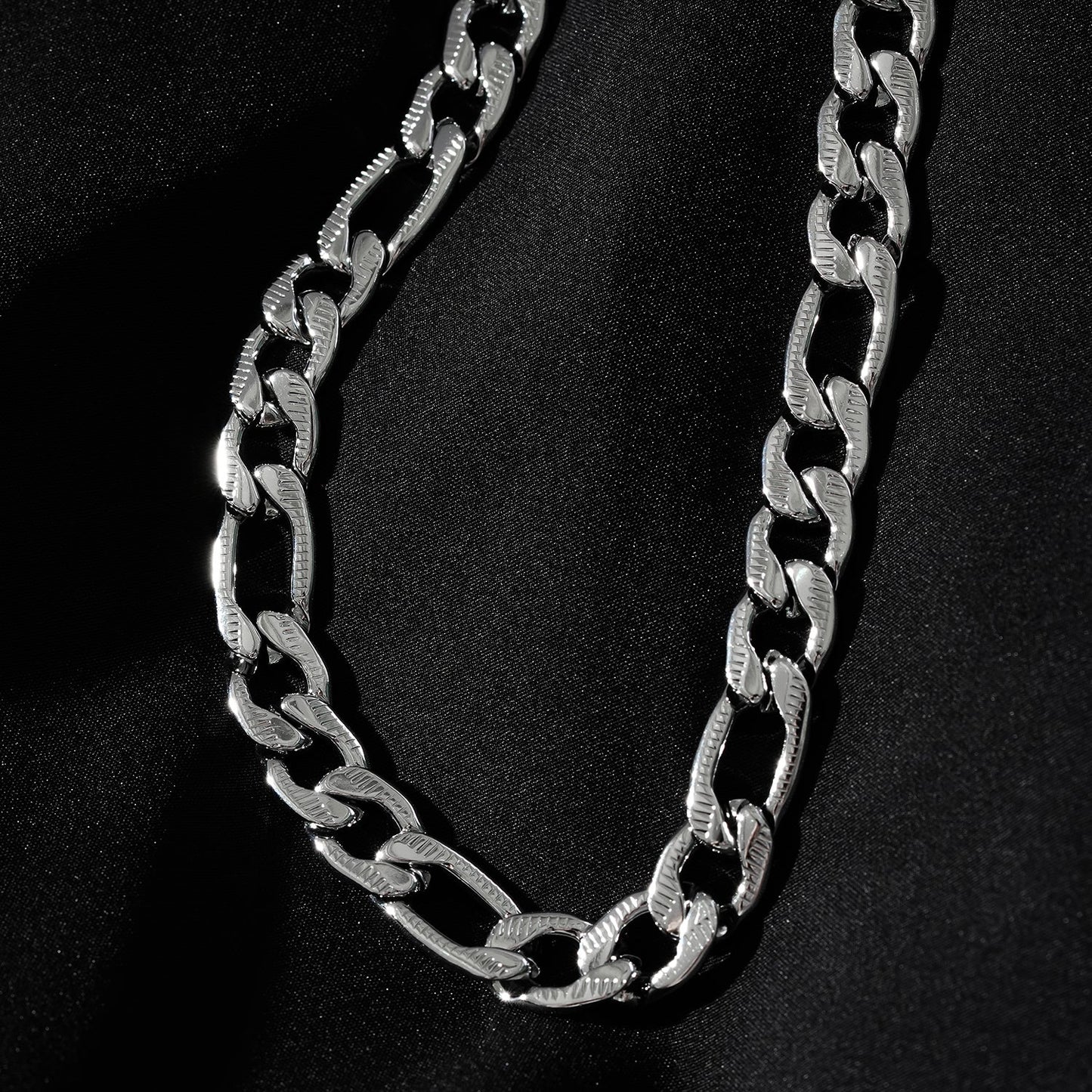 Style CHAPORA: Textured Cuban-Link Chunky Chain Necklace in White Gold (Silver Toned)