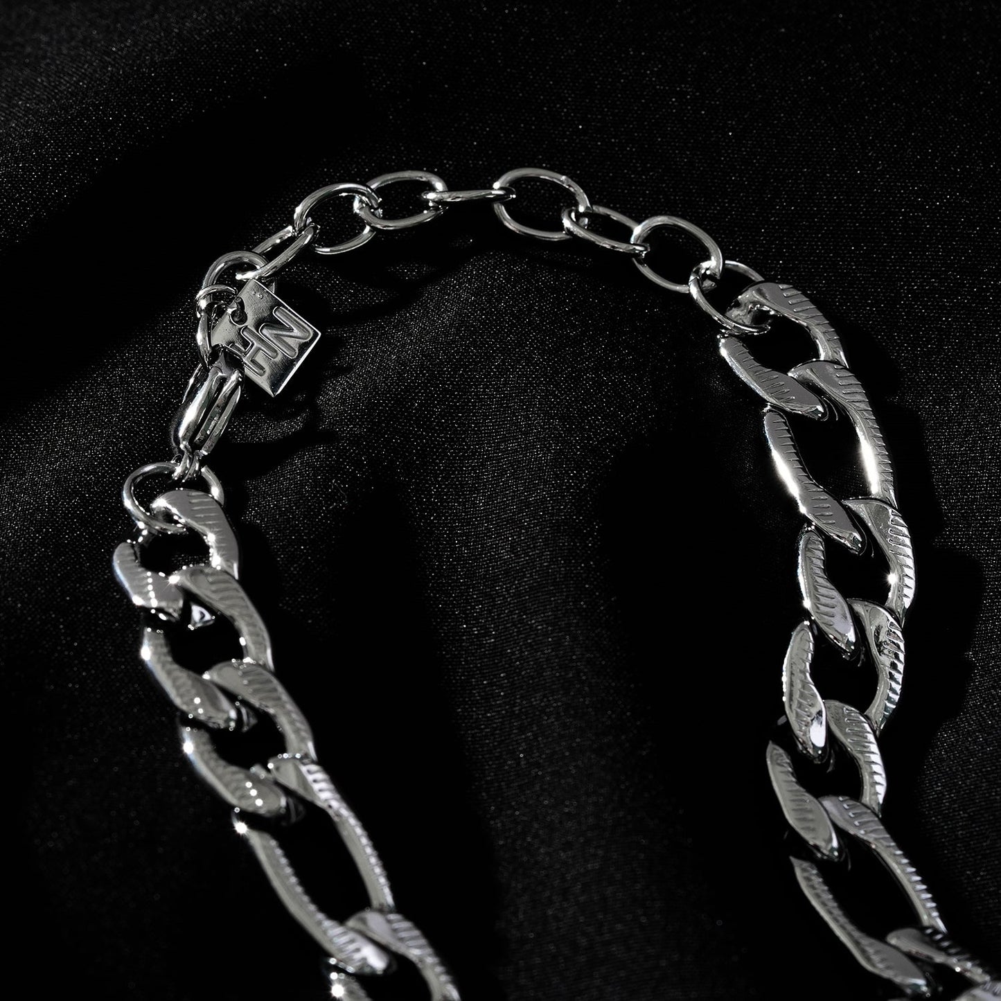 Style CHAPORA: Textured Cuban-Link Chunky Chain Necklace in White Gold (Silver Toned)