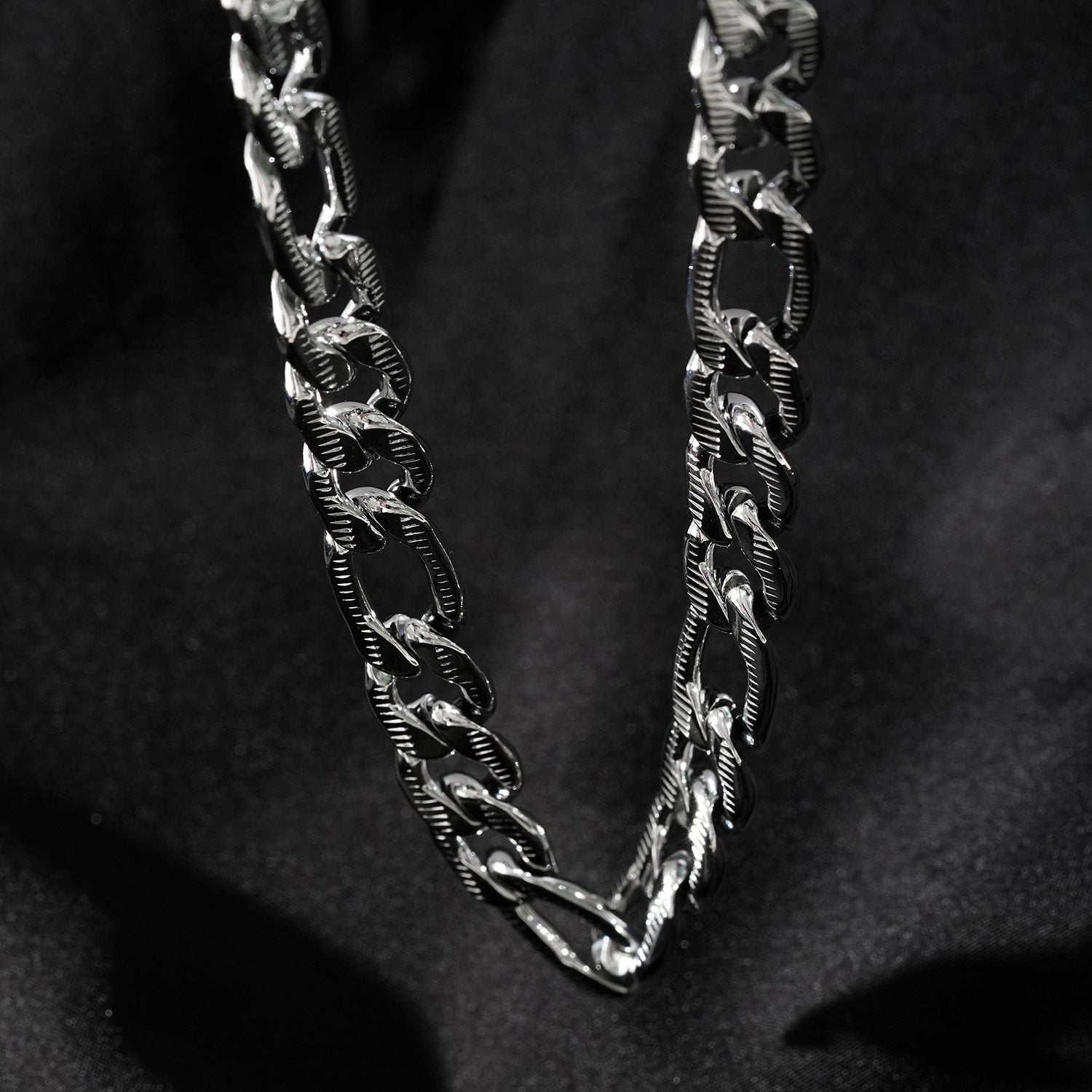 Style CHAPORA: Textured Cuban-Link Chunky Chain Necklace in White Gold (Silver Toned)