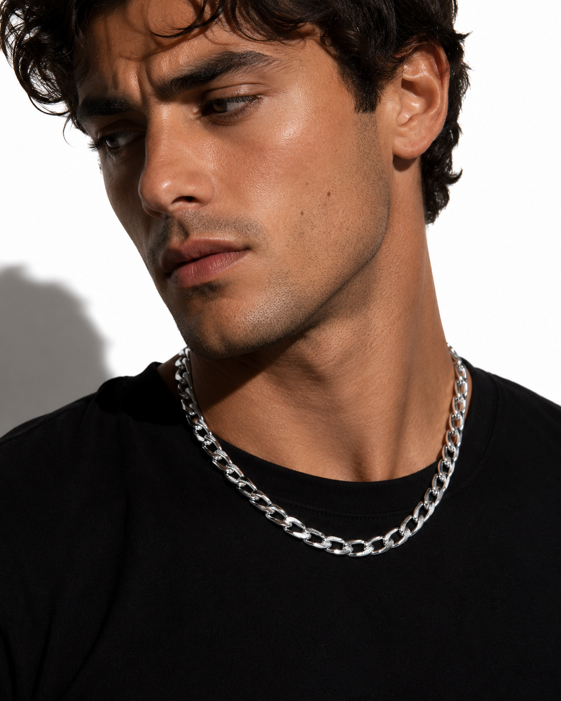 Style CHAPORA: Textured Cuban-Link Chunky Chain Necklace in White Gold (Silver Toned)