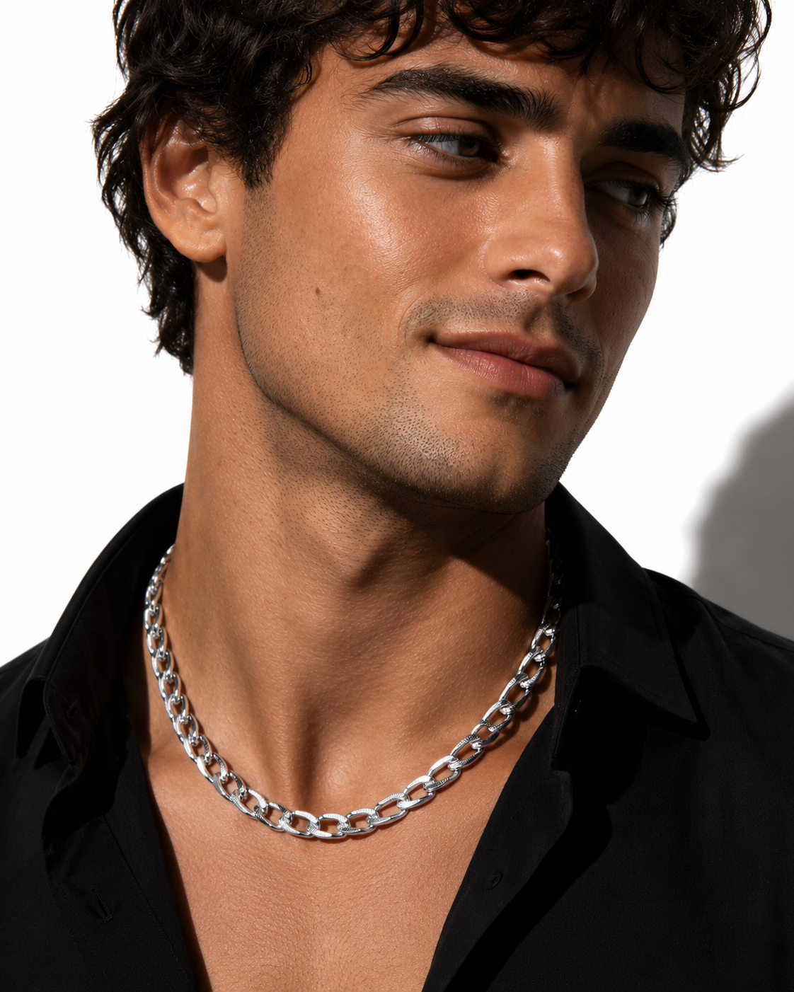 Style CHAPORA: Textured Cuban-Link Chunky Chain Necklace in White Gold (Silver Toned)