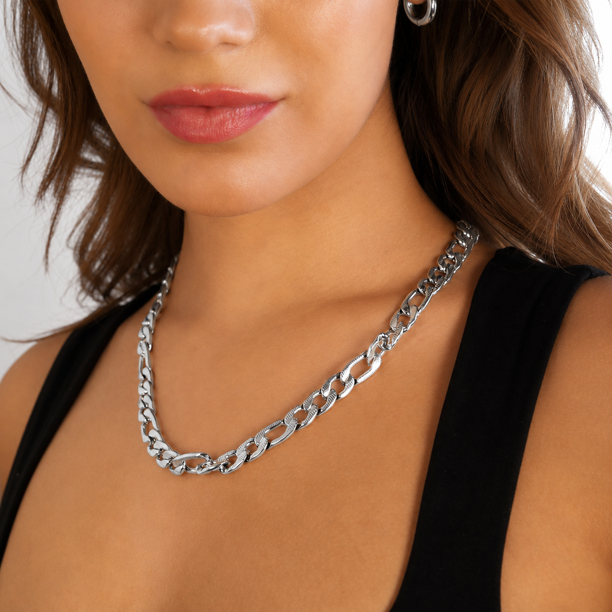 Style CHAPORA: Textured Cuban-Link Chunky Chain Necklace in White Gold (Silver Toned)