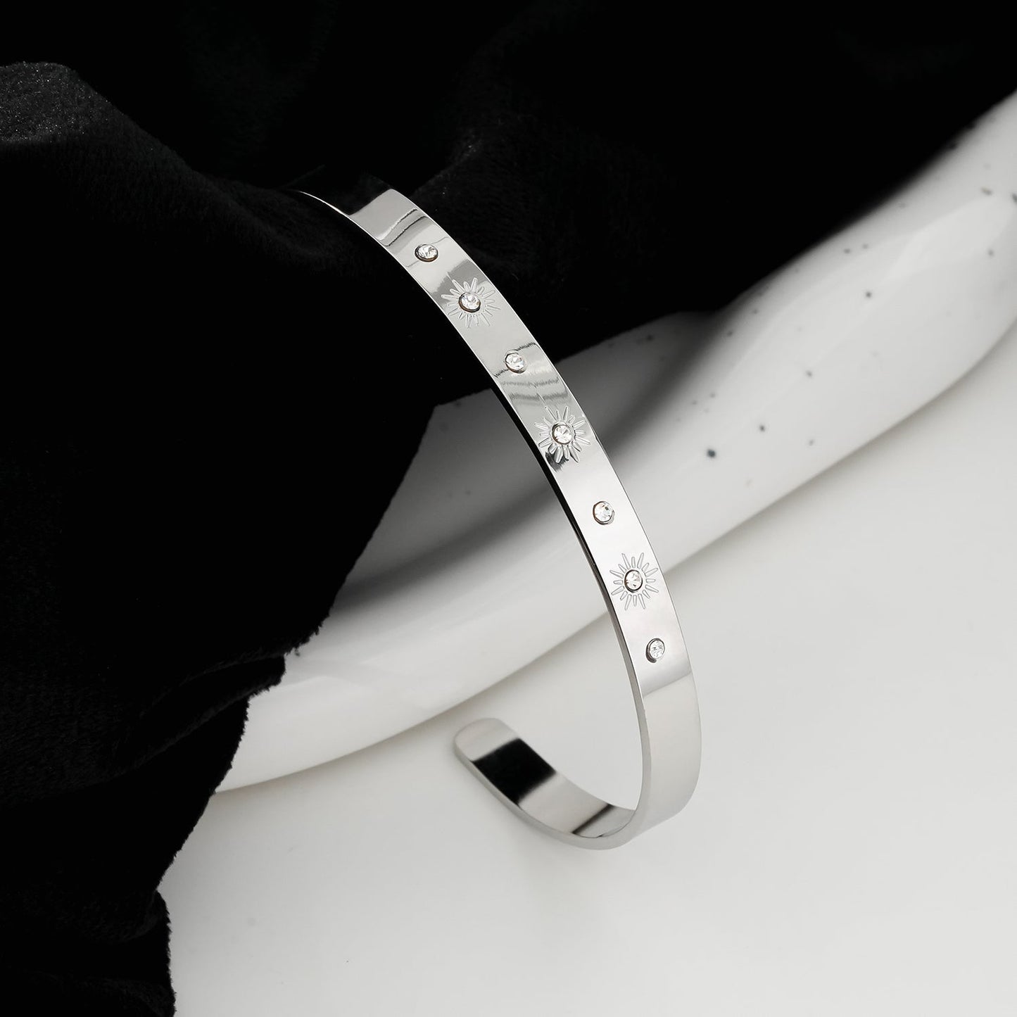 CHIMAKAK Silver (White Gold): Star-Engraved Zirconia Embedded Band Bracelet