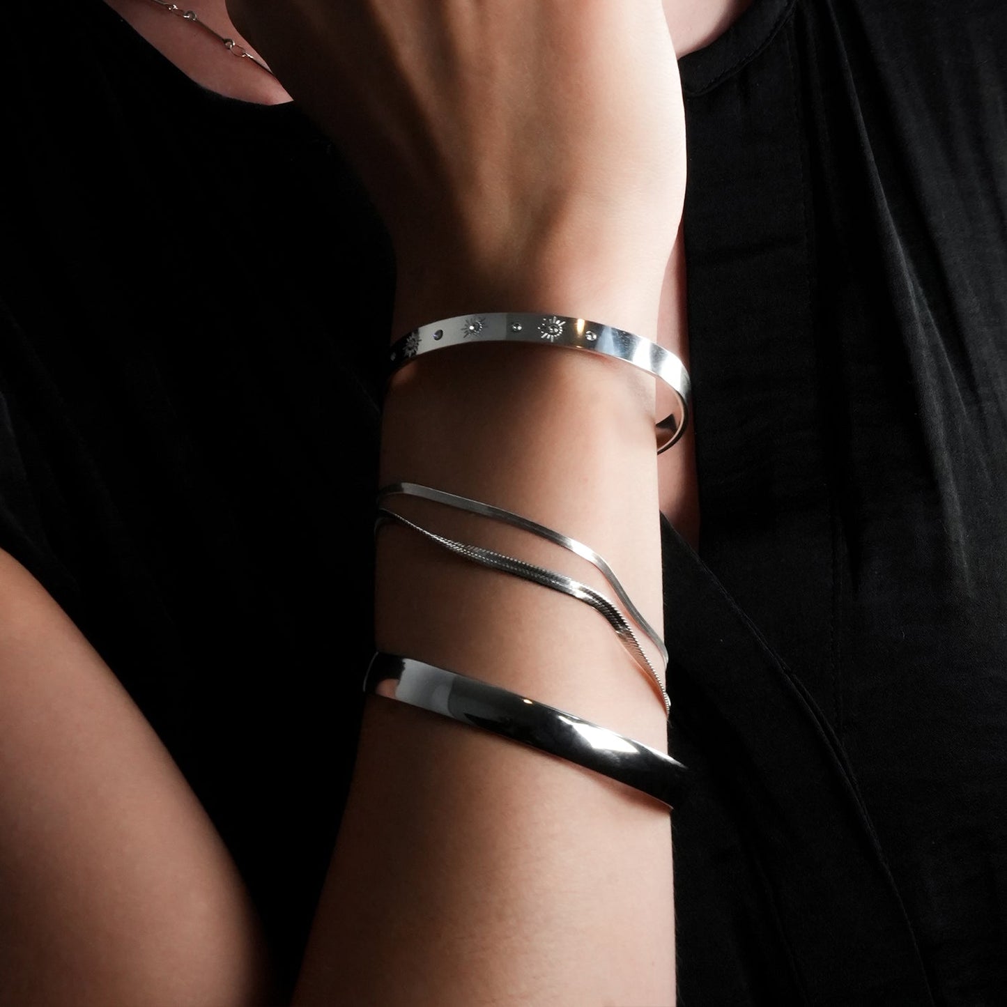 CHIMAKAK Silver (White Gold): Star-Engraved Zirconia Embedded Band Bracelet