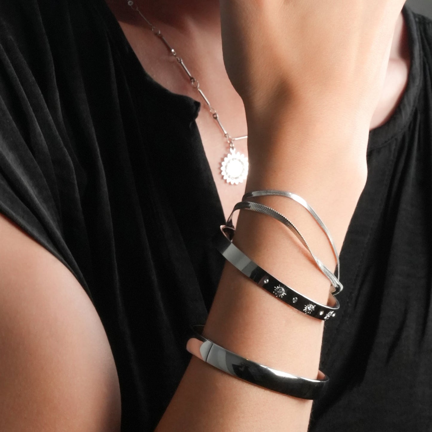 CHIMAKAK Silver (White Gold): Star-Engraved Zirconia Embedded Band Bracelet
