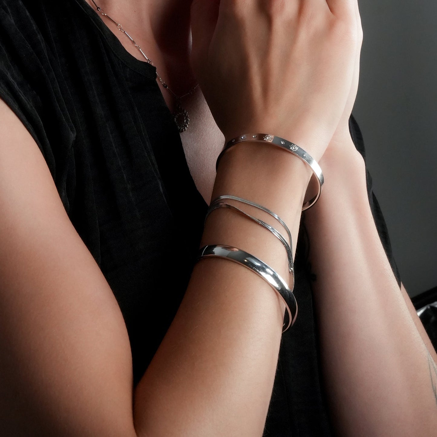CHIMAKAK Silver (White Gold): Star-Engraved Zirconia Embedded Band Bracelet