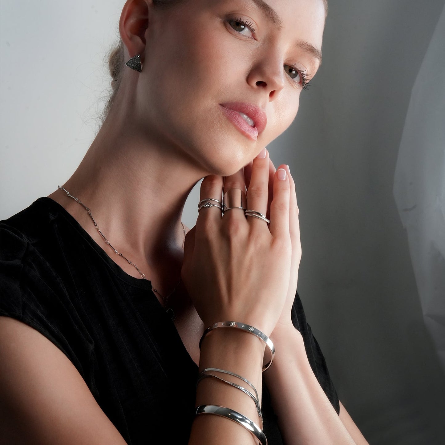 CHIMAKAK Silver (White Gold): Star-Engraved Zirconia Embedded Band Bracelet