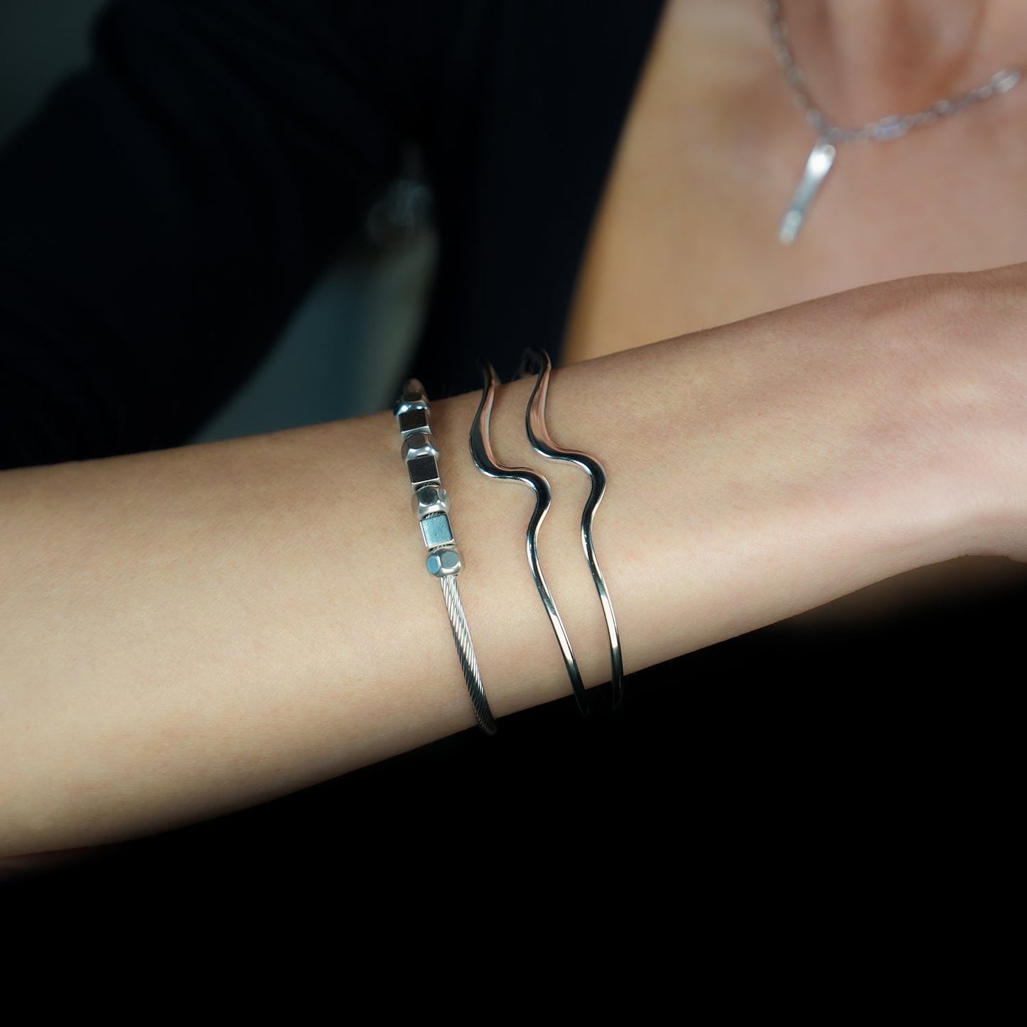 Style CHITRA: Industrial-Chic Bracelet with Abstract Shaped Parallel Bands in Silver