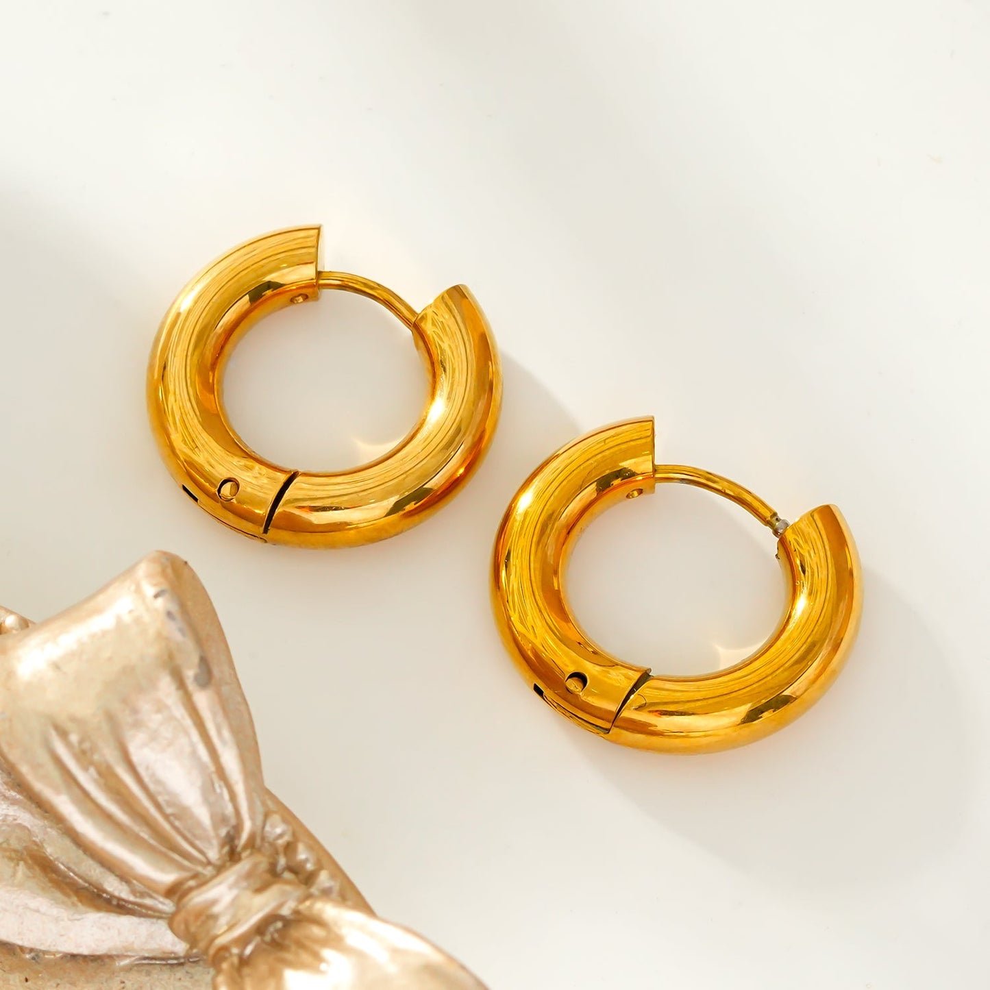 Style CHOLULA: Mid Width Smooth Surface Tube Hoop Earrings in Gold