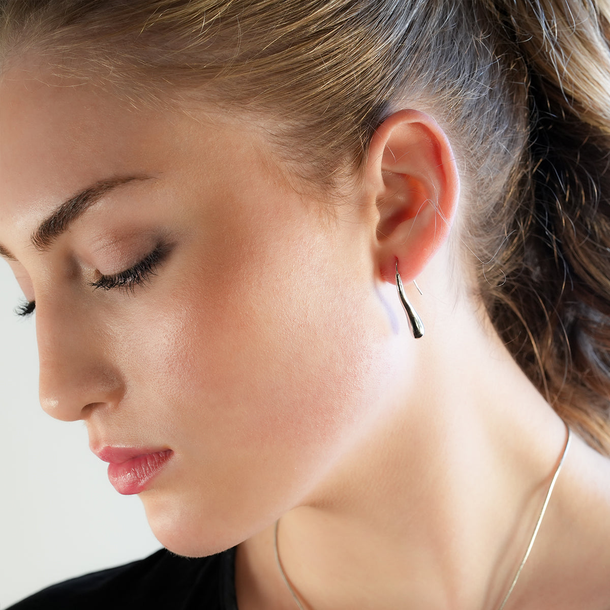 Style CORNING Silver Toned (White Gold): Tadpole-Shaped Earrings – Unique Elegance with a Playful Twist