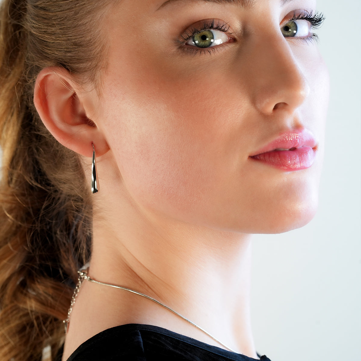 Style CORNING Silver Toned (White Gold): Tadpole-Shaped Earrings – Unique Elegance with a Playful Twist