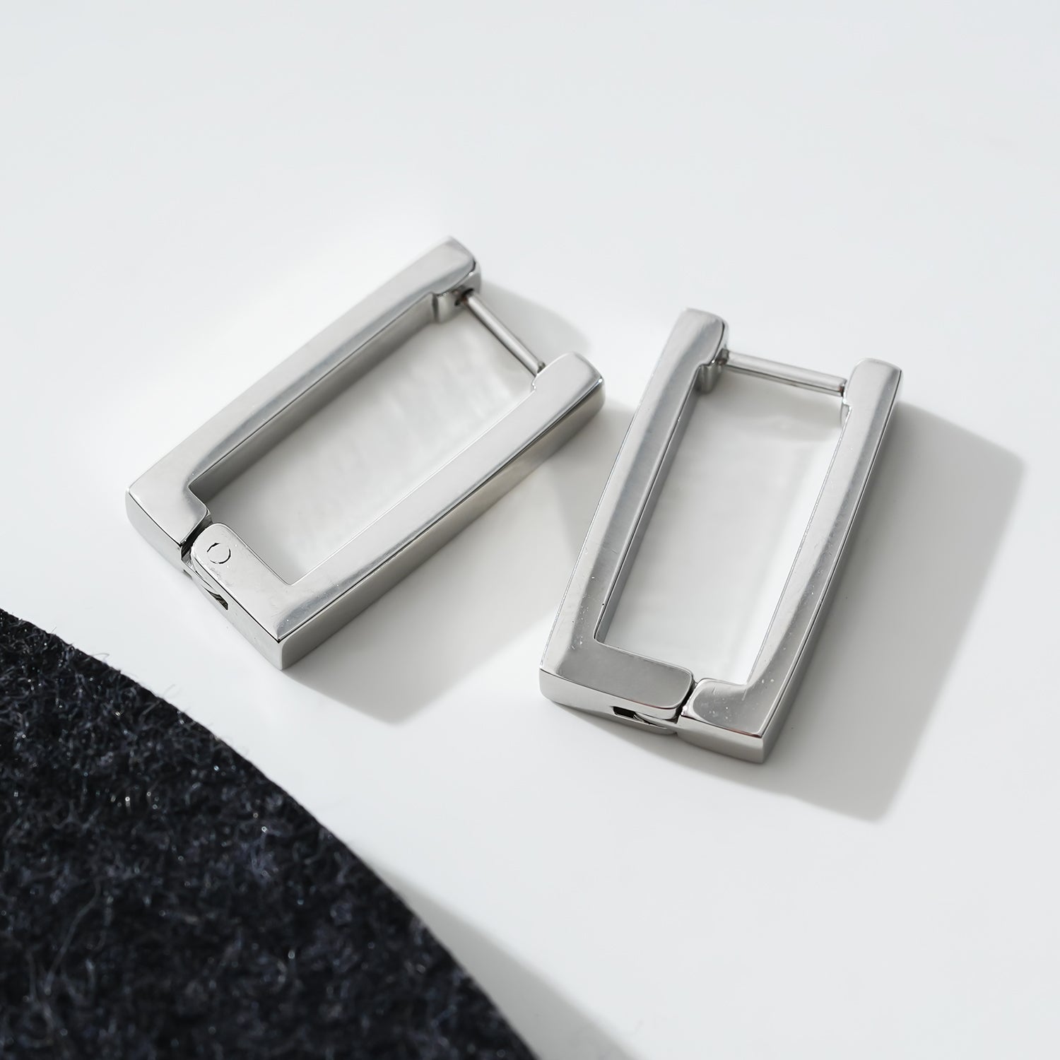 Style DELILAH 21076S: Rectangular Mini Hoop Earrings in Silver.