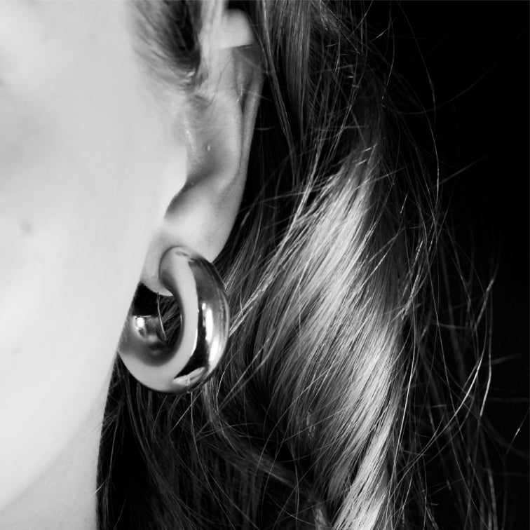 HACKNEY_NINE | Style DEMONTE 122246: Hollow Chunky-Look Smooth Surface Tube Hoop Earrings