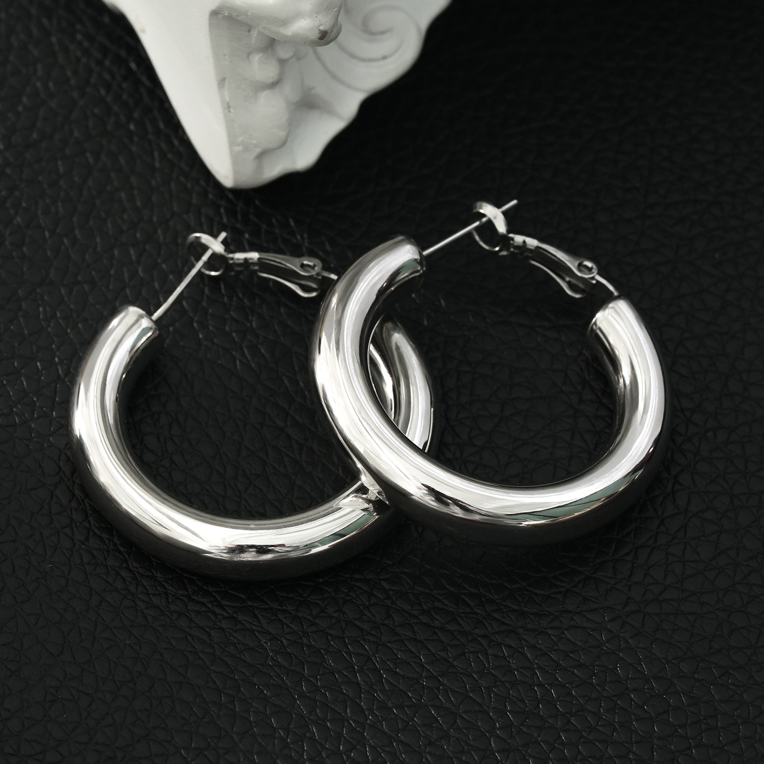 DERIVIER: Semi-Wide Essential Hoop Earrings in Silver Toned White Gold (3.5cm)