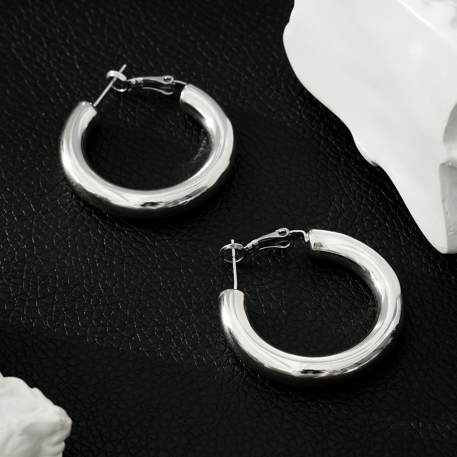 DERIVIER: Semi-Wide Essential Hoop Earrings in Silver Toned White Gold (3.5cm)